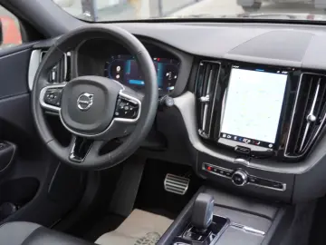 XC60 R Design Plus Dark AWD+Panorama+AHK+Navi+