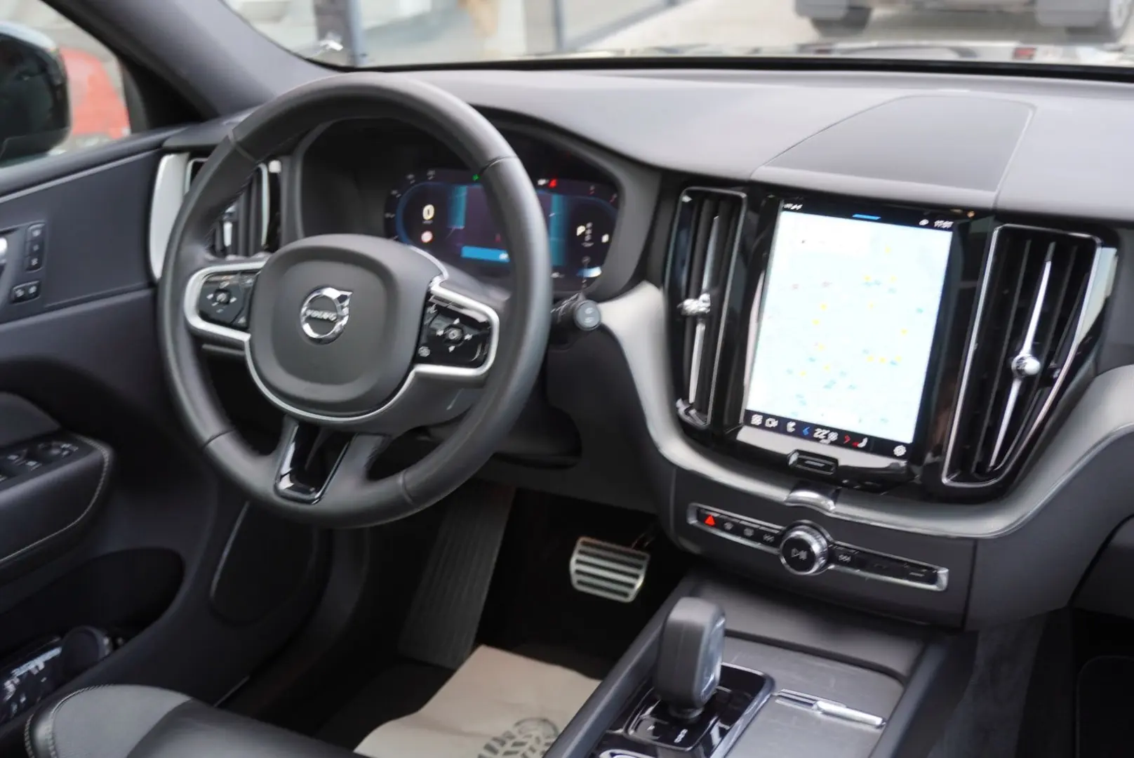 XC60 R Design Plus Dark AWD+Panorama+AHK+Navi+