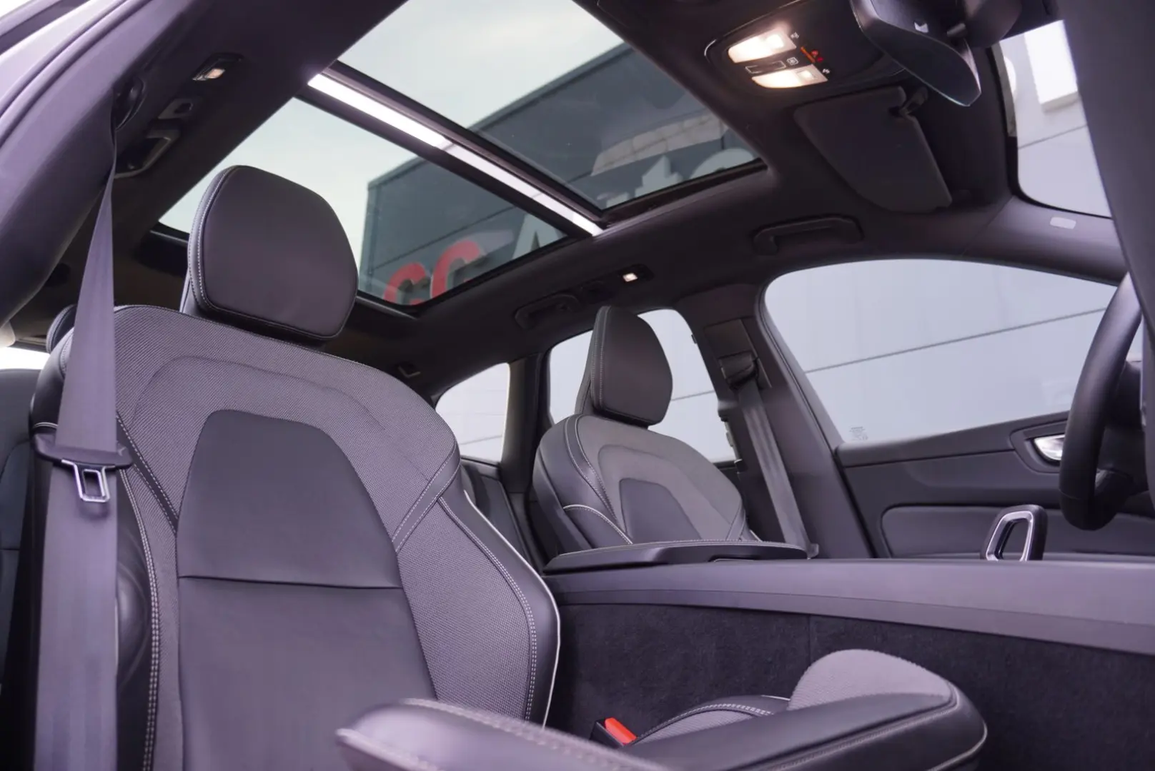 XC60 R Design Plus Dark AWD+Panorama+AHK+Navi+