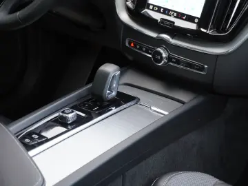 XC60 R Design Plus Dark AWD+Panorama+AHK+Navi+