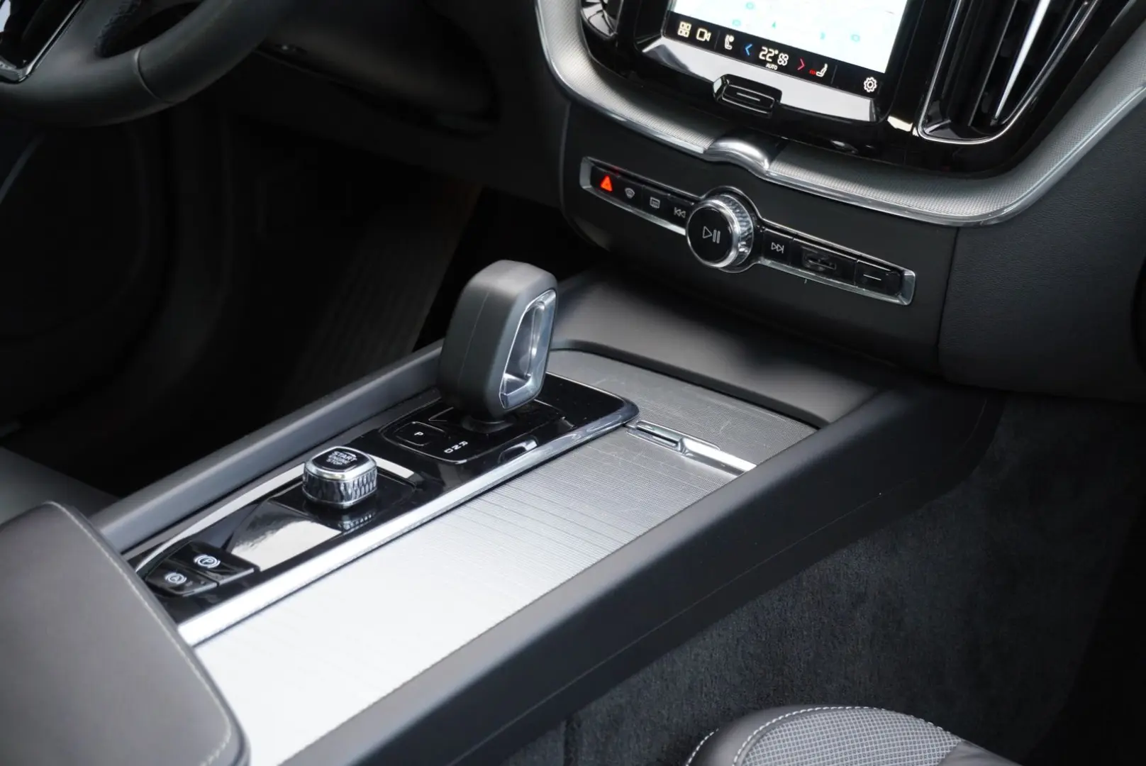 XC60 R Design Plus Dark AWD+Panorama+AHK+Navi+