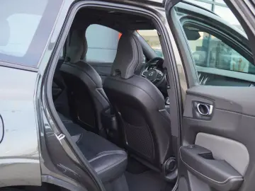XC60 R Design Plus Dark AWD+Panorama+AHK+Navi+