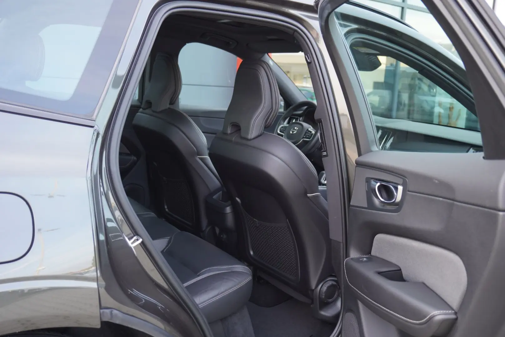 XC60 R Design Plus Dark AWD+Panorama+AHK+Navi+
