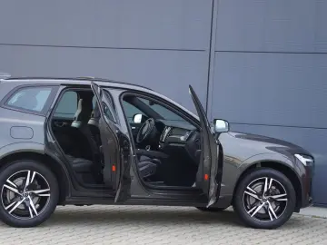 XC60 R Design Plus Dark AWD+Panorama+AHK+Navi+
