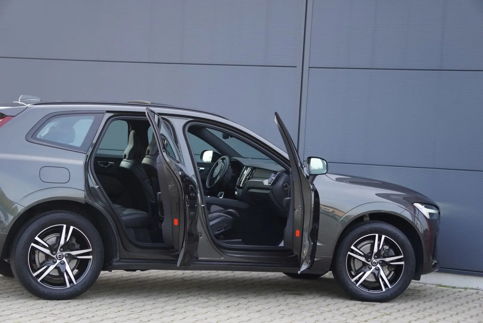 XC60 R Design Plus Dark AWD+Panorama+AHK+Navi+