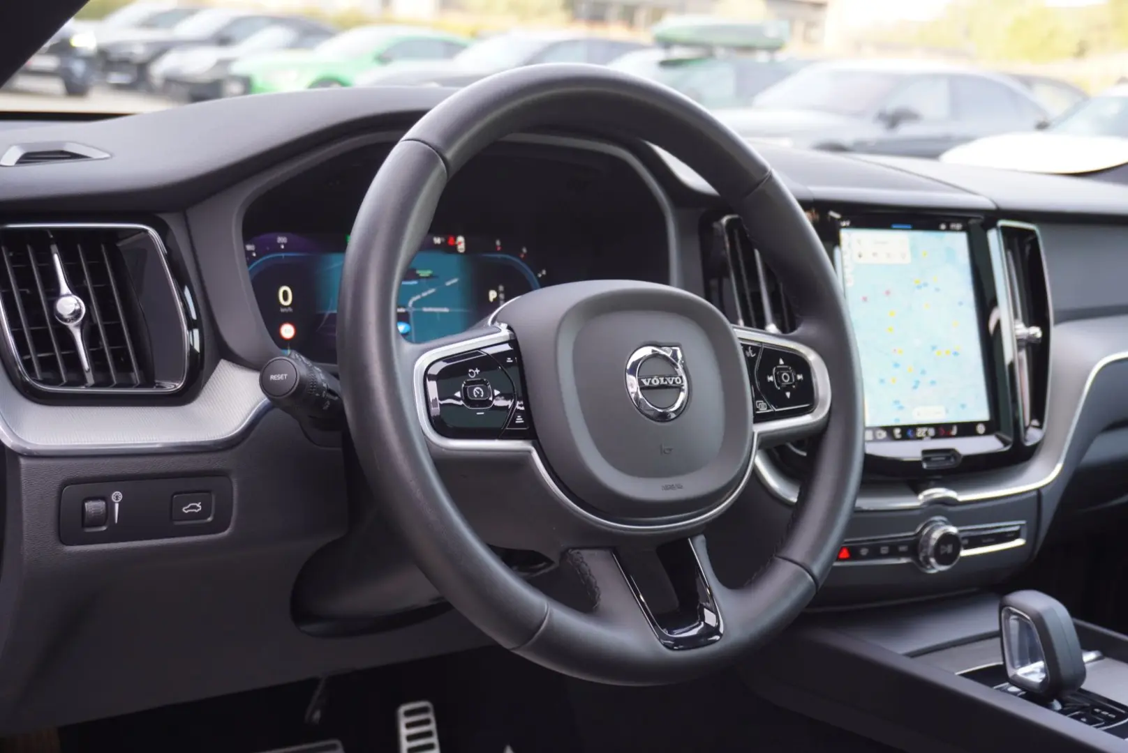 XC60 R Design Plus Dark AWD+Panorama+AHK+Navi+