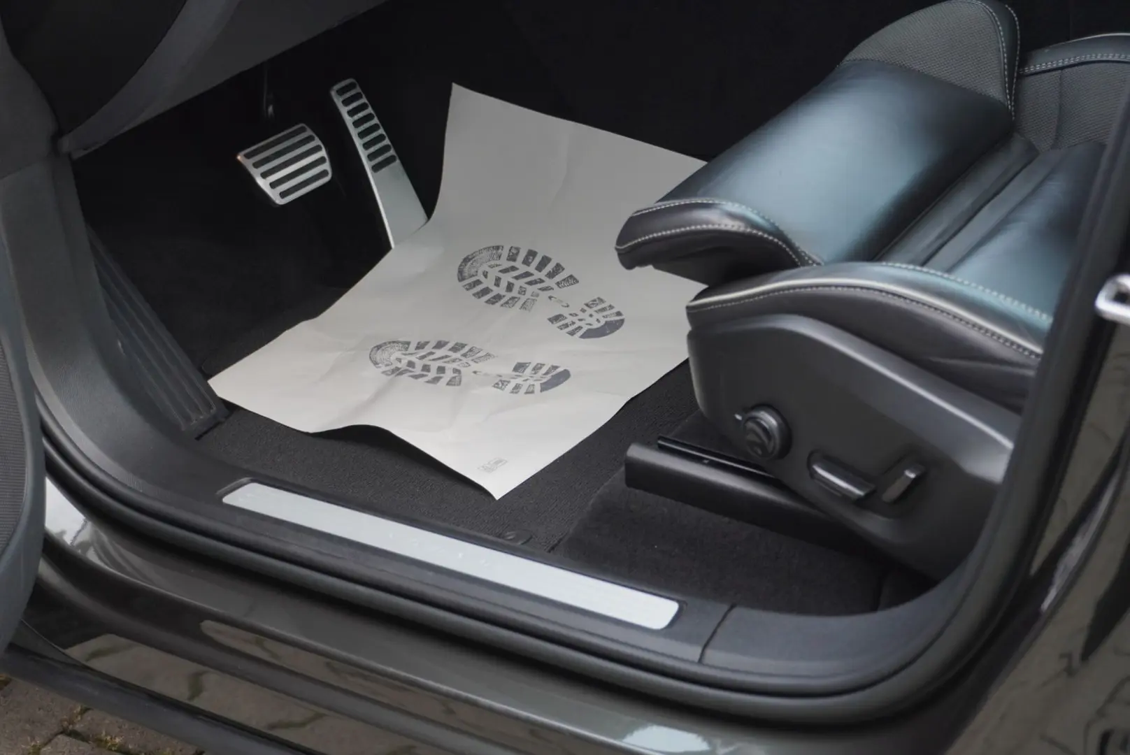 XC60 R Design Plus Dark AWD+Panorama+AHK+Navi+
