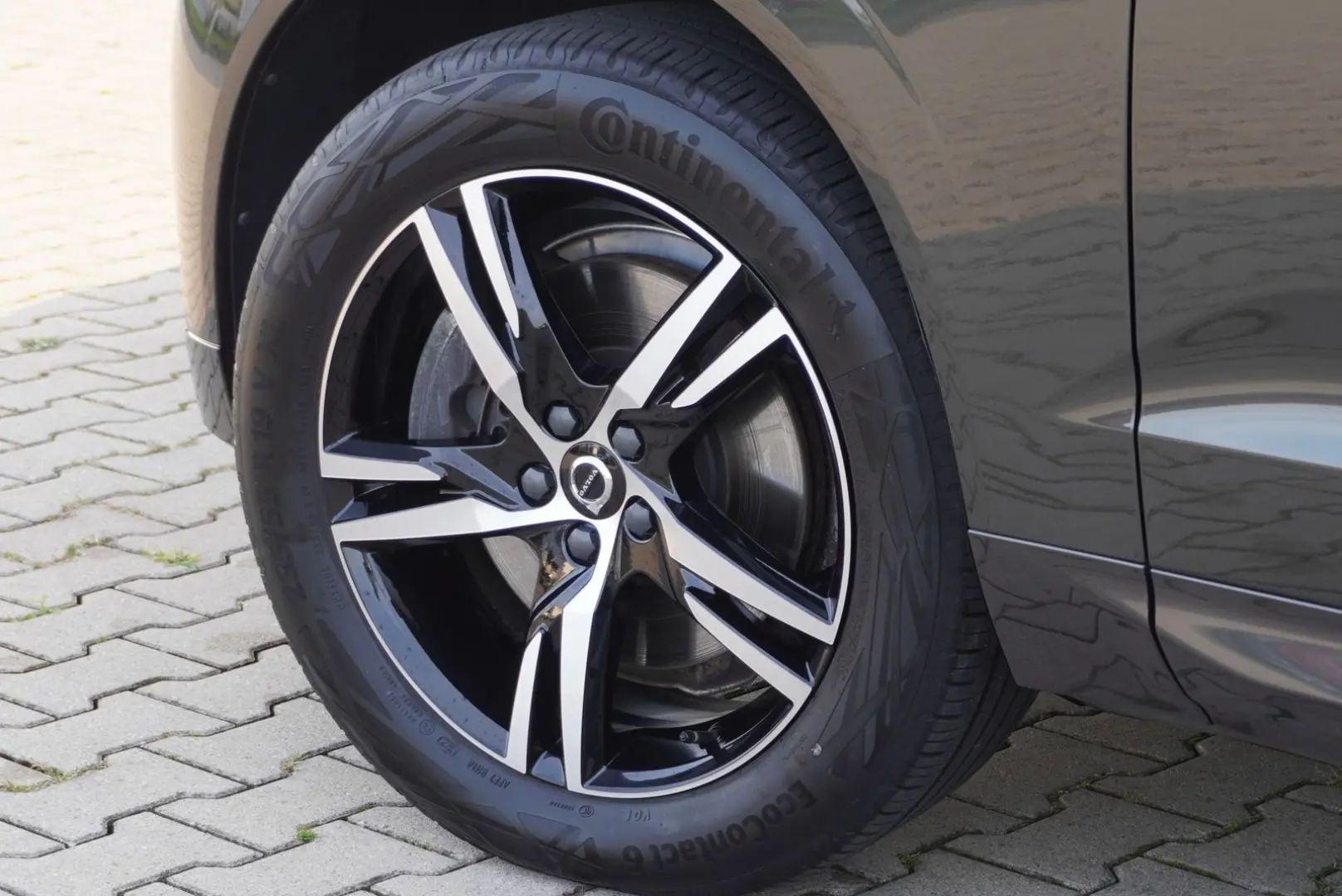XC60 R Design Plus Dark AWD+Panorama+AHK+Navi+