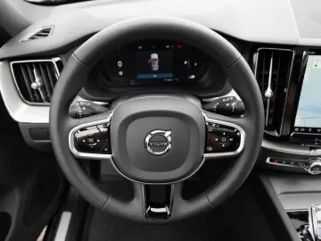 XC60 B4 D AWD Plus Dark aus 1.Hand NAVI LED PANO
