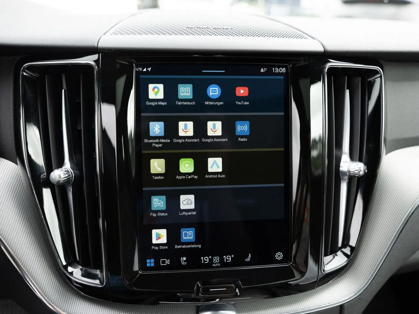 XC60 B4 D AWD Plus Dark aus 1.Hand NAVI LED PANO