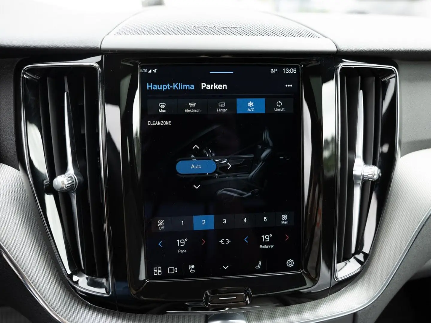 XC60 B4 D AWD Plus Dark aus 1.Hand NAVI LED PANO