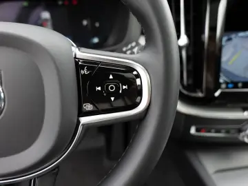 XC60 B4 D AWD Plus Dark aus 1.Hand NAVI LED PANO