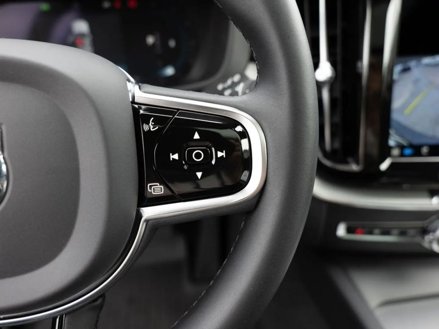 XC60 B4 D AWD Plus Dark aus 1.Hand NAVI LED PANO
