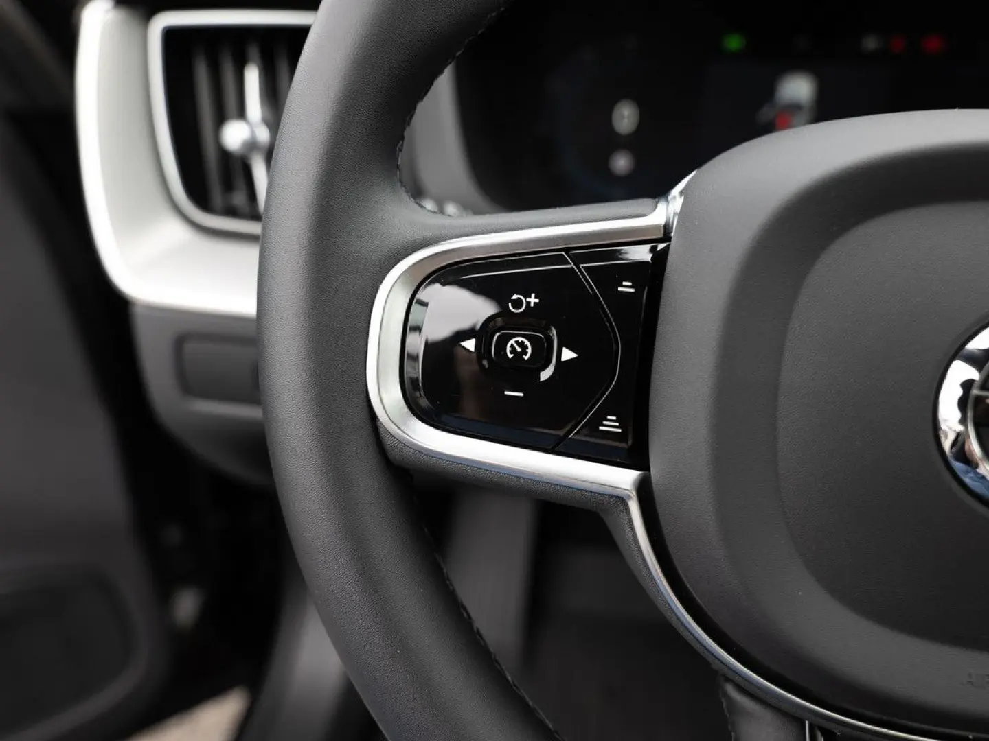 XC60 B4 D AWD Plus Dark aus 1.Hand NAVI LED PANO