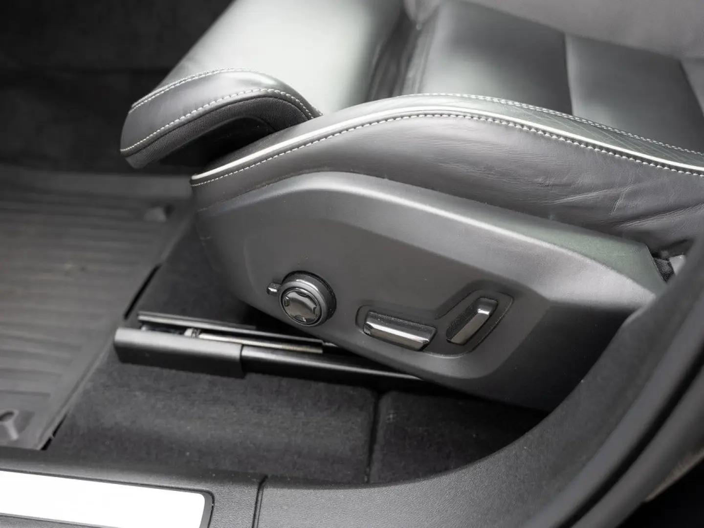 XC60 B4 D AWD Plus Dark aus 1.Hand NAVI LED PANO