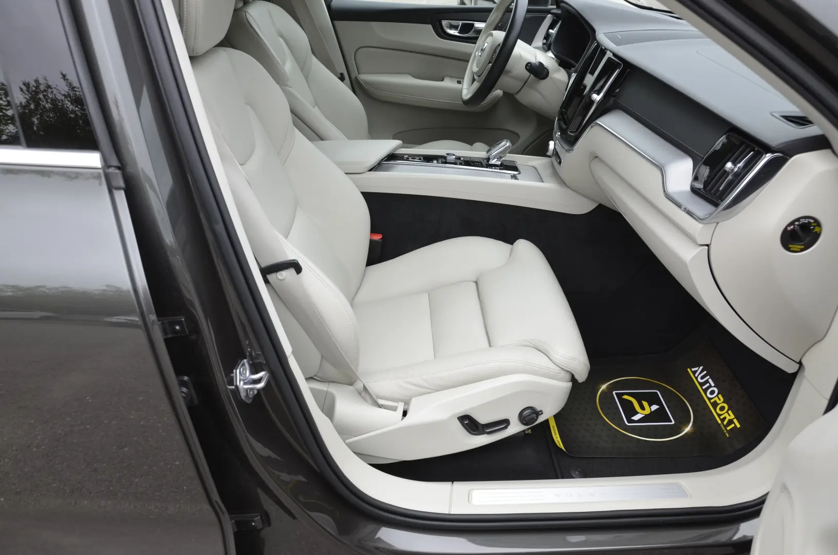 VOLVO XC60 B4 2.0 AWD 4×4 Geartronic Inscription