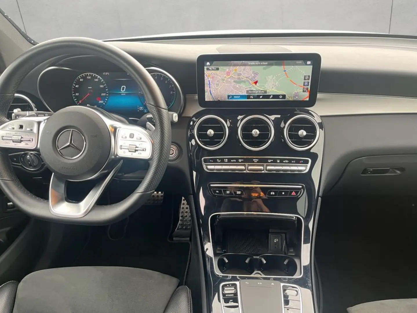 GLC 300 e 4M AMG Night 4xHighEnd AHK Panodach