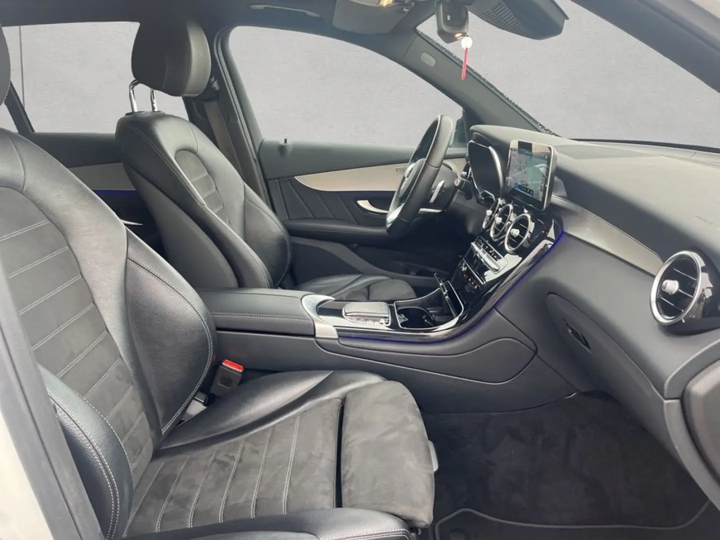 GLC 300 e 4M AMG Night 4xHighEnd AHK Panodach