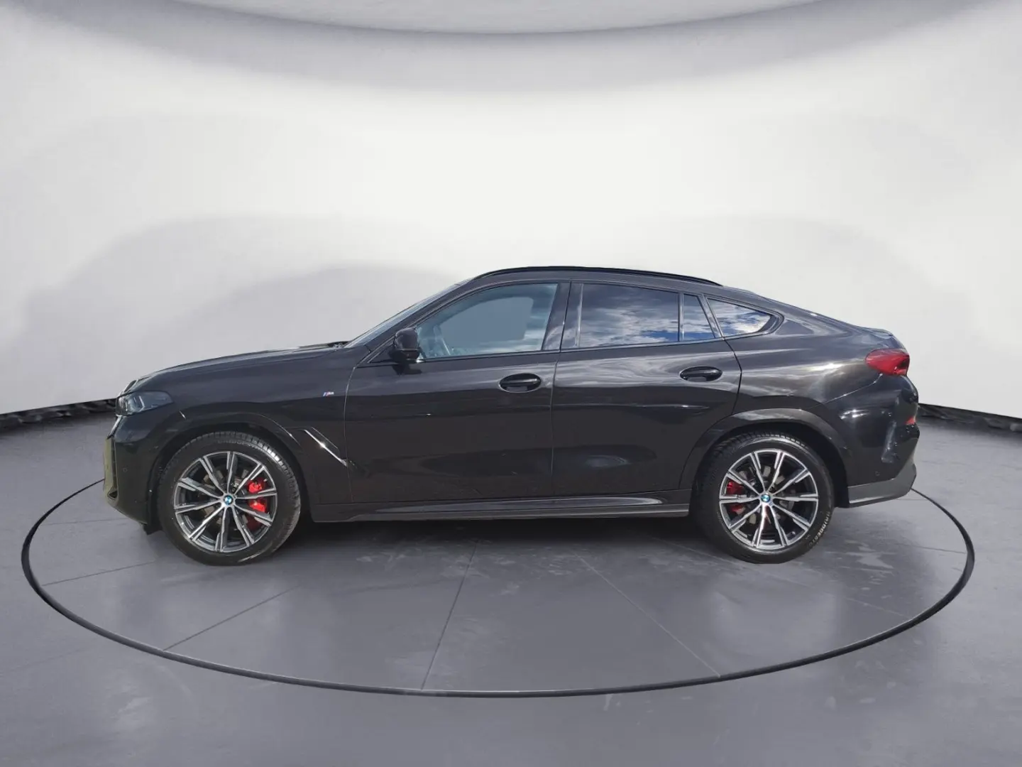 X6 xDrive30d M SPORT PRO AHK Iconic Glow Driving