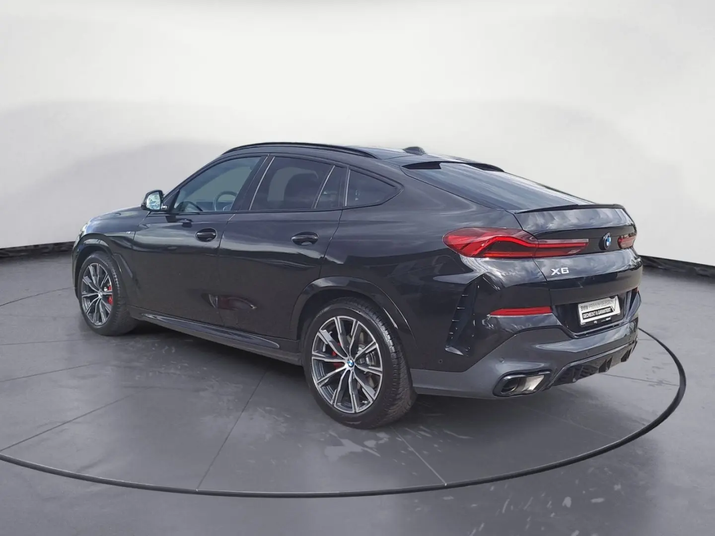 X6 xDrive30d M SPORT PRO AHK Iconic Glow Driving