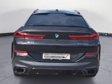 X6 xDrive30d M SPORT PRO AHK Iconic Glow Driving