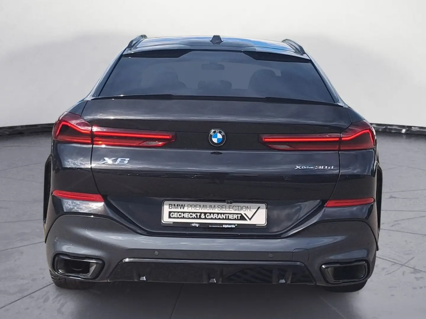 X6 xDrive30d M SPORT PRO AHK Iconic Glow Driving