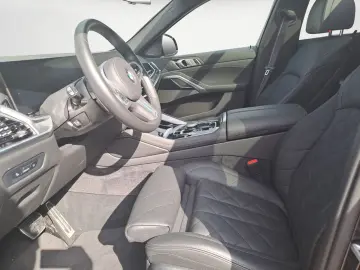 X6 xDrive30d M SPORT PRO AHK Iconic Glow Driving