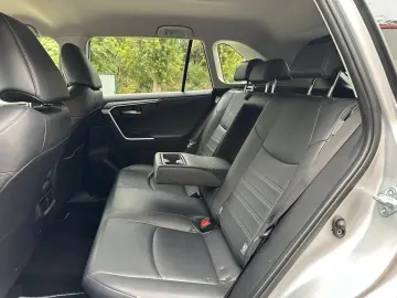 Toyota RAV4 Luxury 4x4 2.5 hybrid