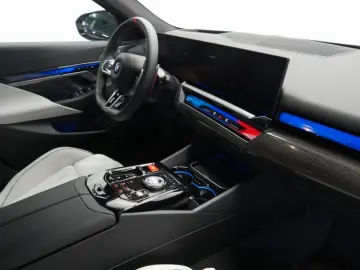 M5 Limousine Individual Daytonaviolett ///Driver