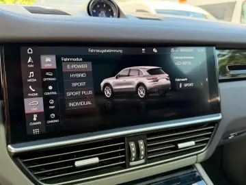 Cayenne E-Hybrid*Pano*Luft*22Zoll*AHK*360Kamera*