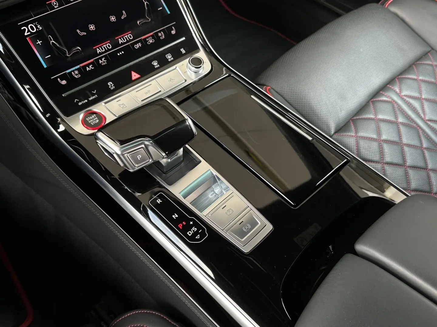 AUDI S8 4.0TFSI QUATTRO PANO HUD LASER TV 360° B&O