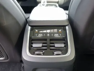 XC90 T8 Plus Bright AWD HeadUp/Pano/B&W/AHK/Four