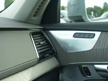 XC90 T8 Plus Bright AWD HeadUp/Pano/B&W/AHK/Four