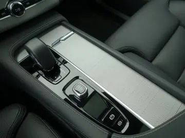 XC90 Ultra T8 AWD/FourC/360°/H&K/Pano/Head-Up