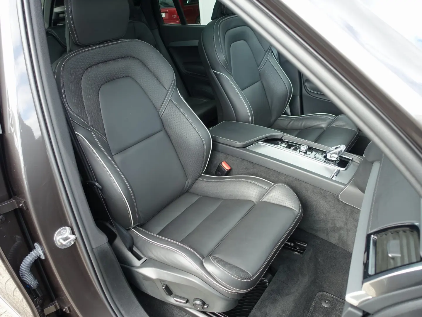XC90 Plus T8 AWD Plug-in Hybrid PANO/HUD/B&W/AHK