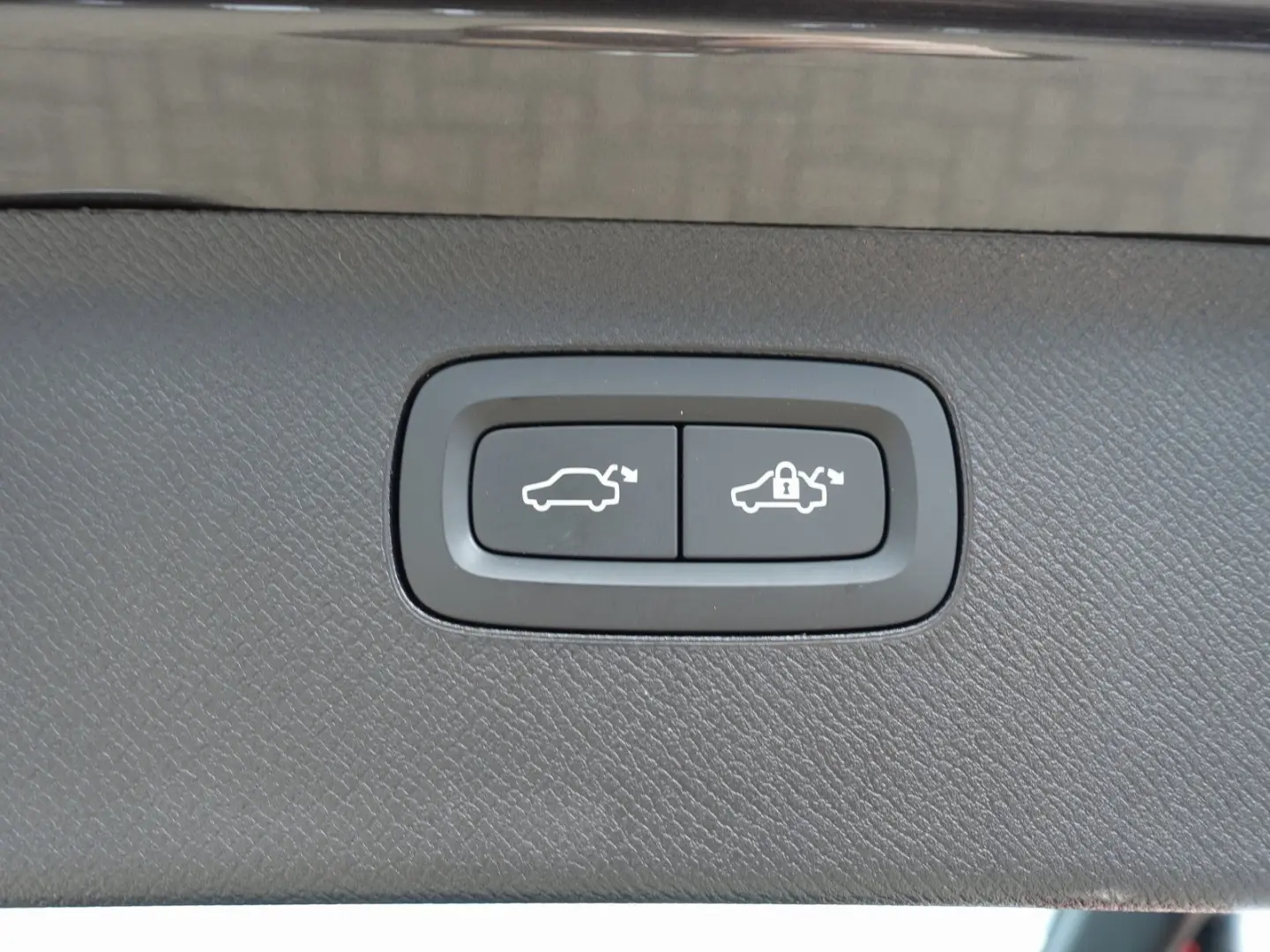 XC90 Plus T8 AWD Plug-in Hybrid PANO/HUD/B&W/AHK
