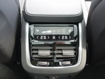 XC90 Plus T8 AWD Plug-in Hybrid PANO/HUD/B&W/AHK