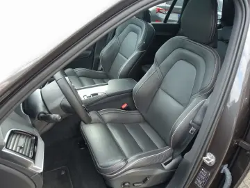 XC90 Plus T8 AWD Plug-in Hybrid PANO/HUD/B&W/AHK