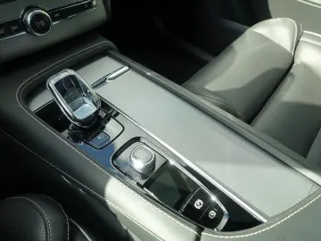 XC90 Plus T8 AWD Plug-in Hybrid PANO/HUD/B&W/AHK