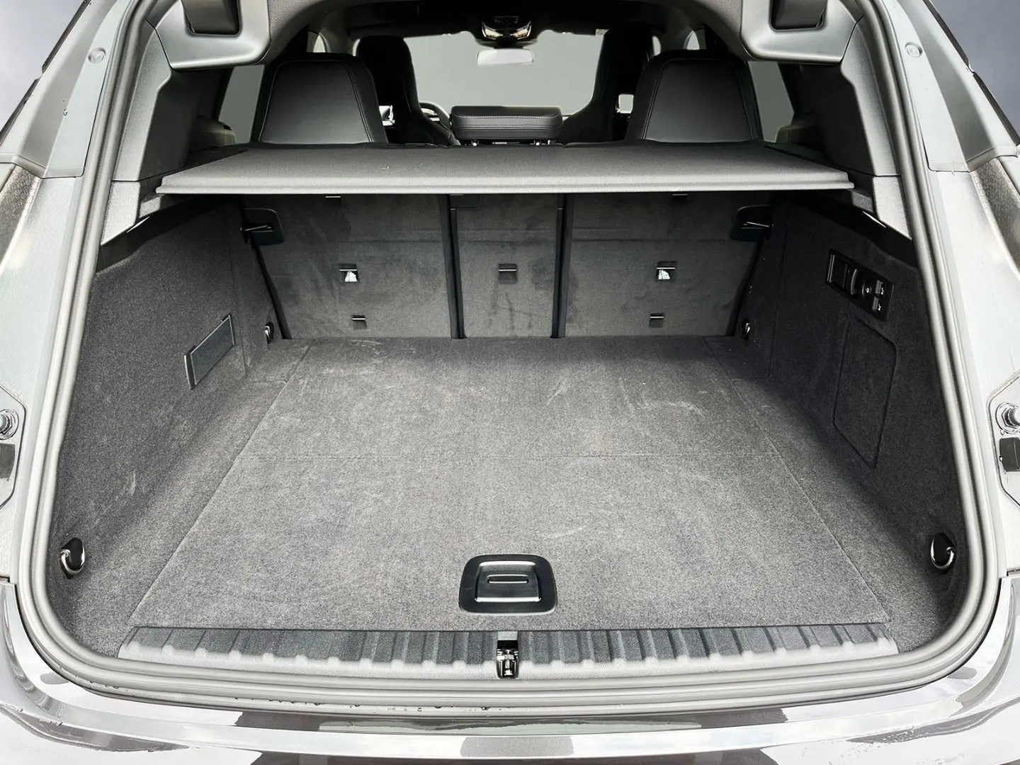 iX Edition Sport 50 xDrive AHK Sky Lounge