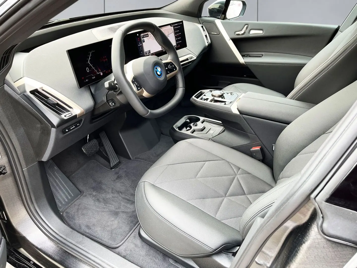 iX Edition Sport 50 xDrive AHK Sky Lounge