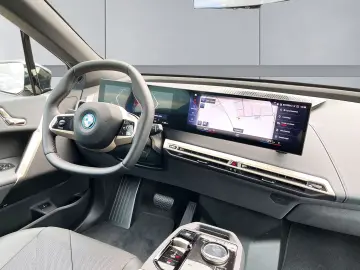 iX Edition Sport 50 xDrive AHK Sky Lounge