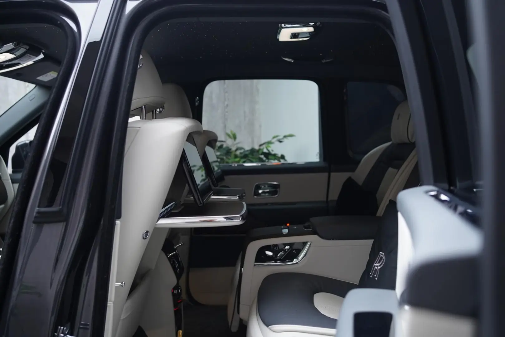 Cullinan   TV   4-Seats   NightV   22Z   Fridge