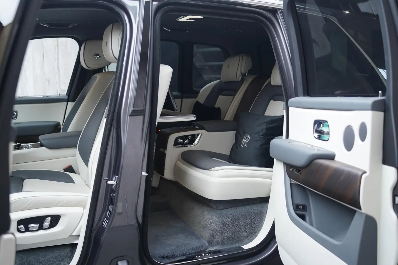 Cullinan   TV   4-Seats   NightV   22Z   Fridge