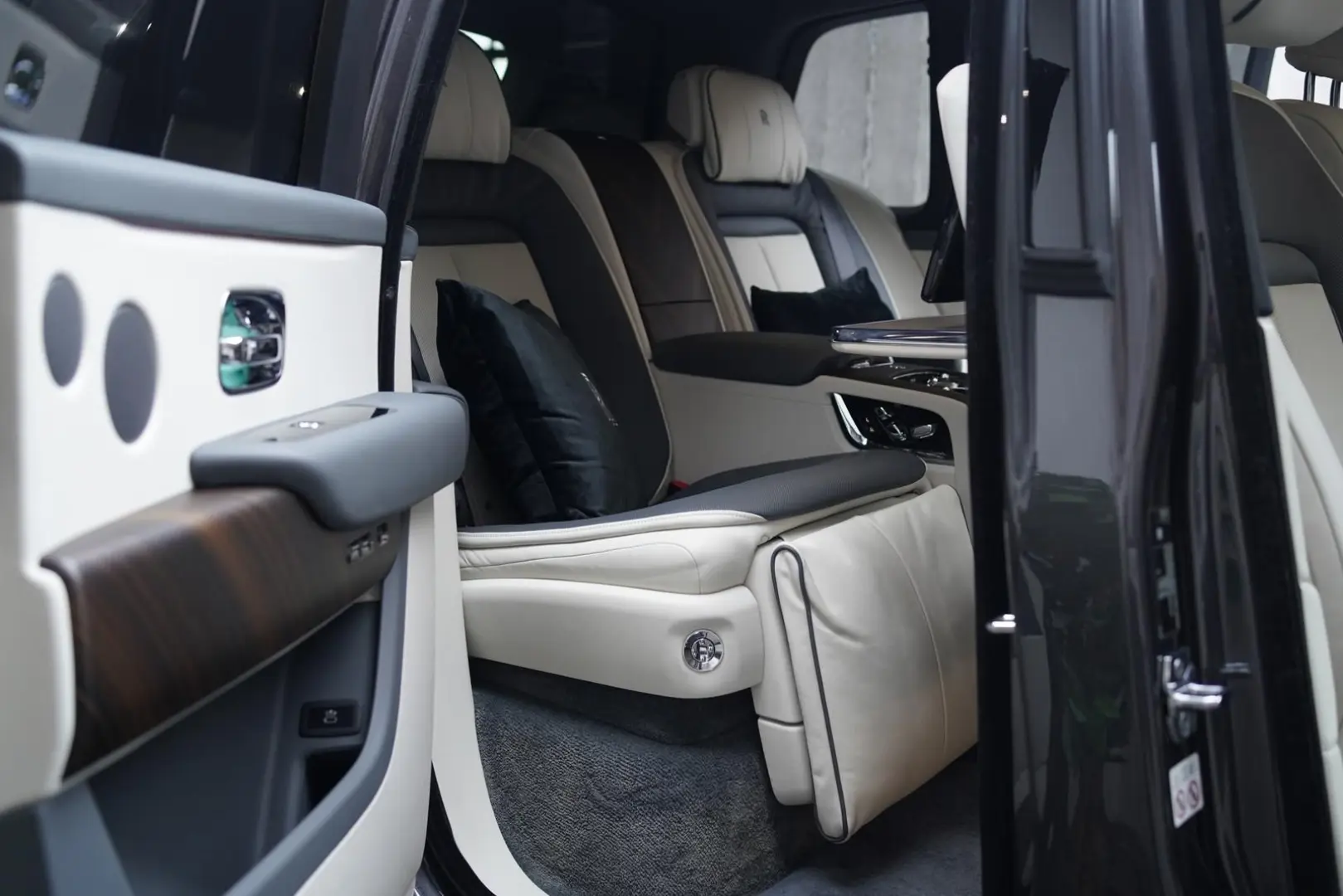 Cullinan   TV   4-Seats   NightV   22Z   Fridge