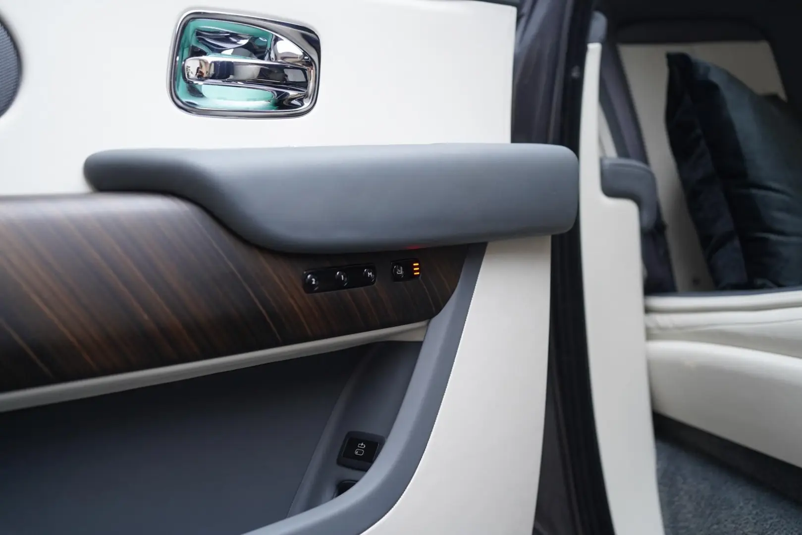 Cullinan   TV   4-Seats   NightV   22Z   Fridge