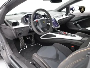 Lamborghini Revuelto  VIOLA ALETHEIA I AD PERSONAM I B