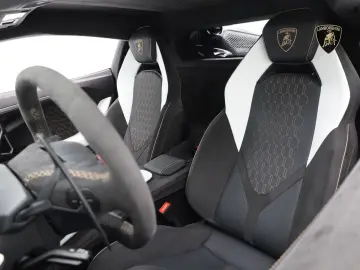 Lamborghini Revuelto  VIOLA ALETHEIA I AD PERSONAM I B
