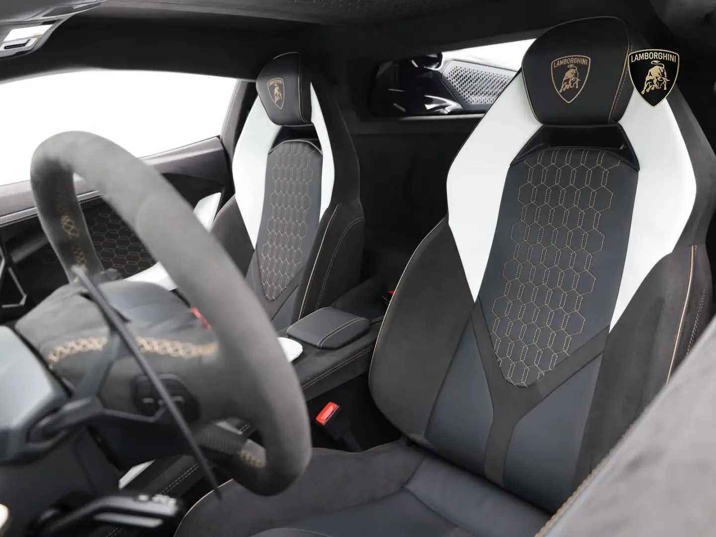 Lamborghini Revuelto  VIOLA ALETHEIA I AD PERSONAM I B