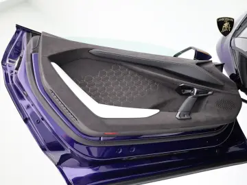 Lamborghini Revuelto  VIOLA ALETHEIA I AD PERSONAM I B